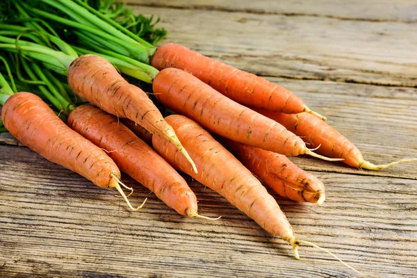 Tahta bir masada taze havuç.