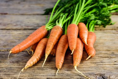 Tahta bir masada taze havuç.