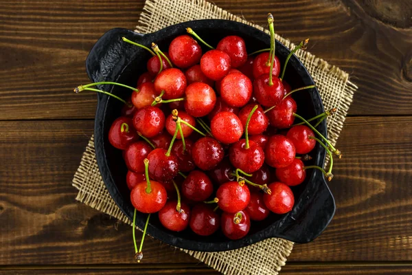 Cerezas Rojas Dulces Tazón Negro Sobre Una Mesa Madera Marrón — Foto de Stock