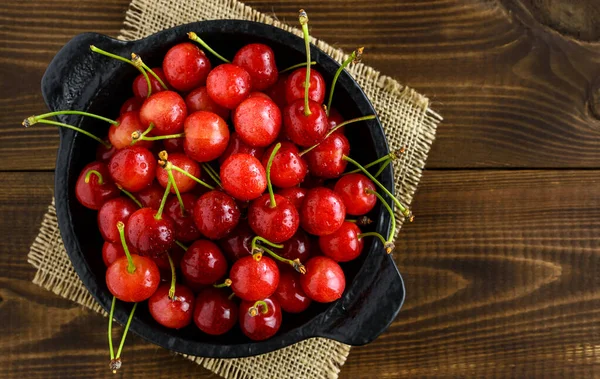 Cerezas Rojas Dulces Tazón Negro Sobre Una Mesa Madera Marrón — Foto de Stock