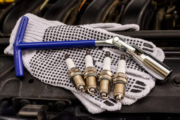 Bujías Llave Bujía Guantes Protectores Bajo Capó Del Coche — Foto de Stock