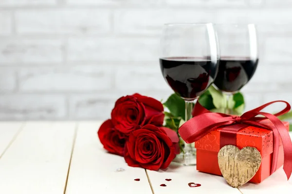 Concepto Del Día San Valentín Dos Copas Vino Rosas Rojas —  Fotos de Stock