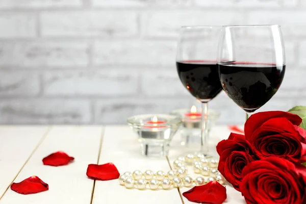 Concepto Del Día San Valentín Dos Copas Vino Rosas Rojas —  Fotos de Stock