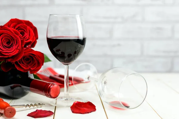 Concepto Cena San Valentín Dos Copas Vino Rosas Rojas Botella —  Fotos de Stock