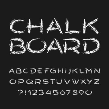 Tebeşir tahtası alfabe yazı tipi. El çekilmiş grunge harfler, sayılar ve simgeler. Hisse senedi vektör yazı tipi.