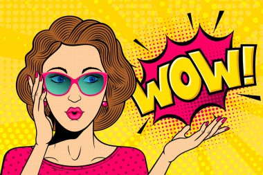 Pop art kadın yüzünü şaşırttı. Wow ile gözlük komik kadın! konuşma balonu. Retro pembe noktalı arka plan. İndirim veya parti daveti posteri için stok vektör illüstrasyonu.