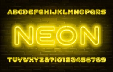 Sarı neon alfabesi yazı tipi. Tuğla duvar arka plan üzerinde parlak ışık kabarcık harfler ve sayılar. Tasarımınız için stok vektör typescript.