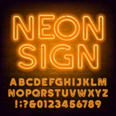 Turuncu neon alfabesi yazı tipi. Retro ışık kabarcık harfler ve tuğla duvar arka plan numaraları. Tipografi tasarımınız için stok vektör yazı.