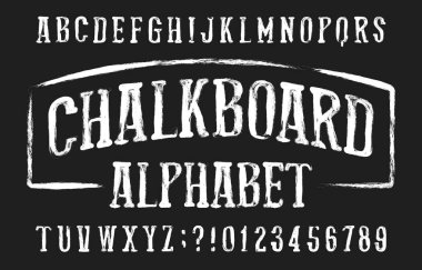 Chalkboard alfabe yazı tipi. Elle sıkıştırılmış dağınık harfler ve sayılar çizilir. Stok vektör yazı tipi.