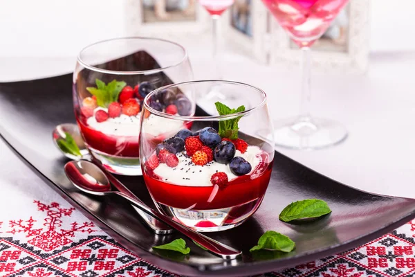 Verse Bessen Dessert Met Aardbeien Bosbessen Munt Zure Room Champagne — Stockfoto