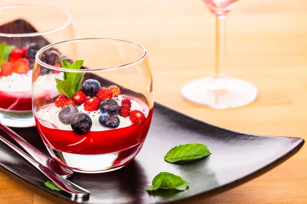 Verse Bessen Dessert Met Aardbeien Bosbessen Munt Zure Room Champagne — Stockfoto