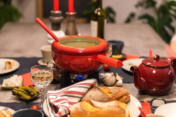 Geleneksel Sviçre Peyniri Fondü Beton Yemek Masası Üzerinde Kırmızı Bir — Stok fotoğraf