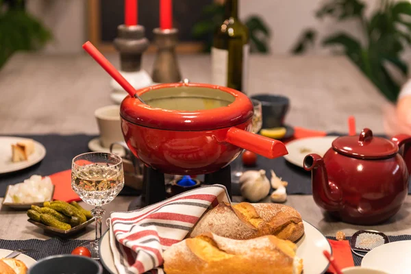 Traditionelles Schweizer Käsefondue Rotem Topf Auf Betontisch — Stockfoto