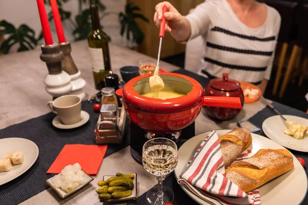 Fondue Fromage Suisse Traditionnelle Dans Pot Rouge Sur Une Table — Photo
