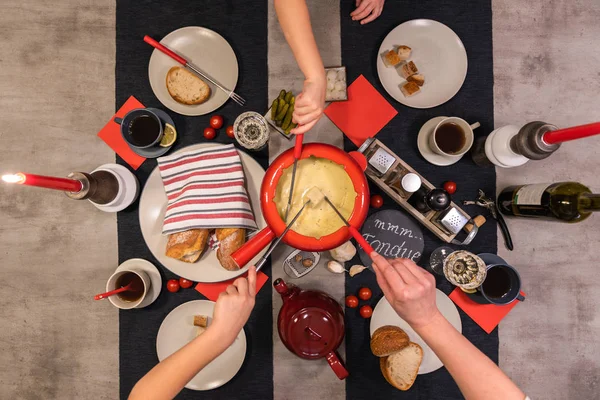 Παραδοσιακό Fondue Ελβετικών Τυριών Μια Κόκκινη Κατσαρόλα Συγκεκριμένο Τραπέζι Φαγητού Royalty Free Φωτογραφίες Αρχείου