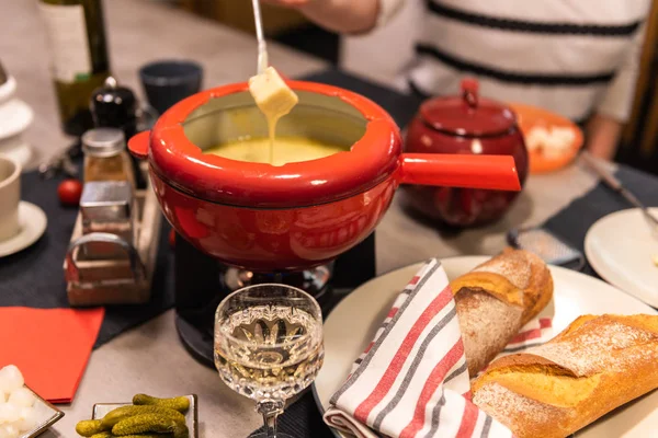 Παραδοσιακό Fondue Ελβετικών Τυριών Μια Κόκκινη Κατσαρόλα Συγκεκριμένο Τραπέζι Φαγητού Φωτογραφία Αρχείου