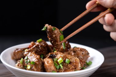 Akşam yemeği için yeşil soğan ile Asya portakal tavuk. Çin tavuk tatlı ve ekşi sos.