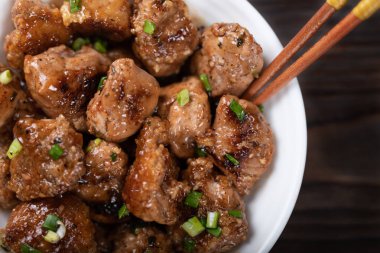 Akşam yemeği için yeşil soğan ile Asya portakal tavuk. Çin tavuk tatlı ve ekşi sos.