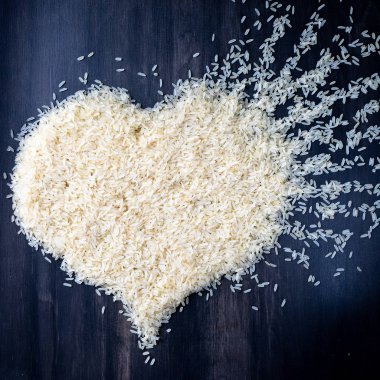 üstten görünüm kalp sembol siyah arka plan üzerine kaynatılmış pirinç 