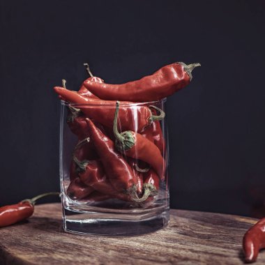 Red Hot Chili Peppers kase ahşap zemin üzerinde