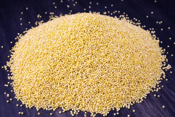 Darı mavi woden zemin üzerine yığını. Üstten görünüm