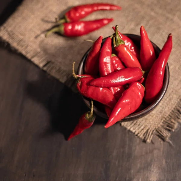 Red Hot Chili Peppers kase ahşap zemin üzerinde