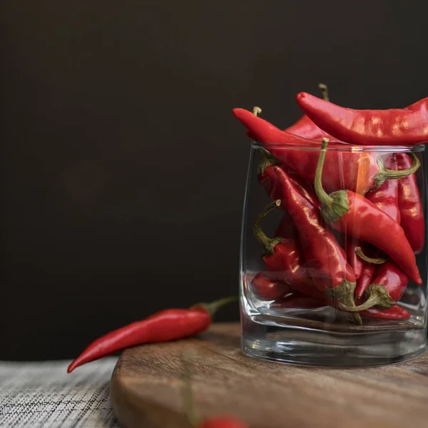 Red Hot Chili Peppers kase ahşap zemin üzerinde