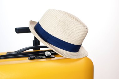 çanta kolu asılı saman şapka. Açık rekreasyon kavramı