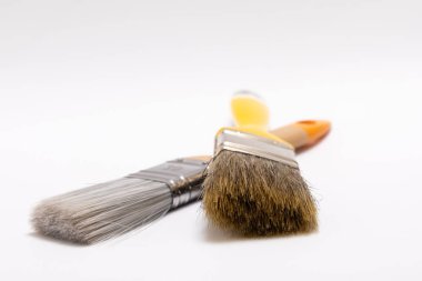 Beyaz üzerinde iki fırça boyama. Boşaltmak