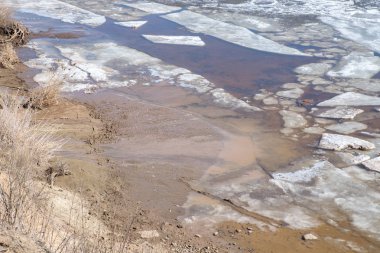 kırık buz Nehri üzerinde. erken bahar