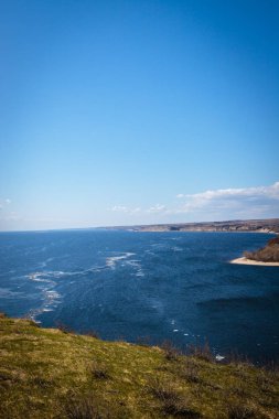 sarp uçurum yakın nehir kıyısında. manzara