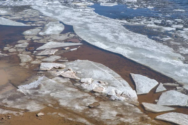 kırık buz Nehri üzerinde. erken bahar