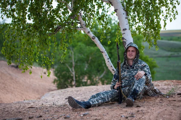 Man Camouflage Uniform Gun Sits Tree Desert — Stock Photo, Image