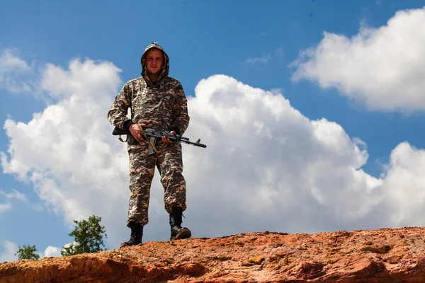 在沙漠中用武器伪装制服的人 — 图库照片