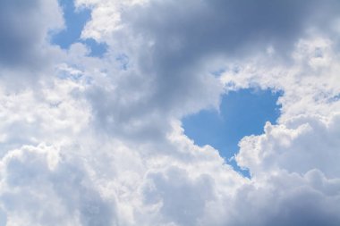 Mavi gökyüzü arkaplanına karşı beyaz bulutlar