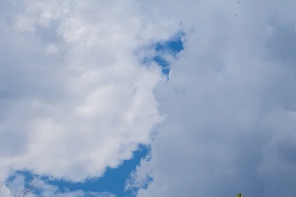 Nuvens Brancas Contra Fundo Céu Azul — Fotografia de Stock
