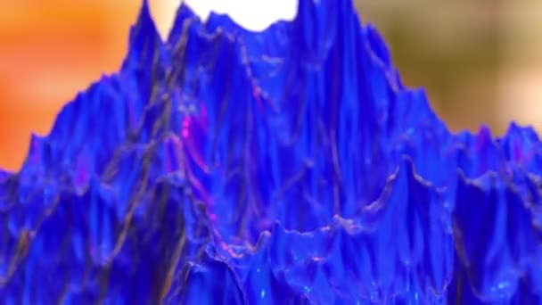 surface brillante bleue est ondulée déformée. fond animé abstrait rendu 3d 