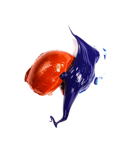 Mancha de tinta de óleo azul vermelho em um fundo branco . — Fotografia de Stock