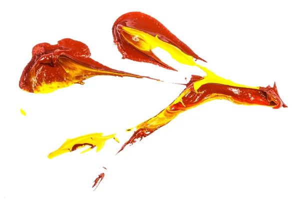 Mancha de tinta a óleo amarela e vermelha. esfregaço no fundo branco — Fotografia de Stock