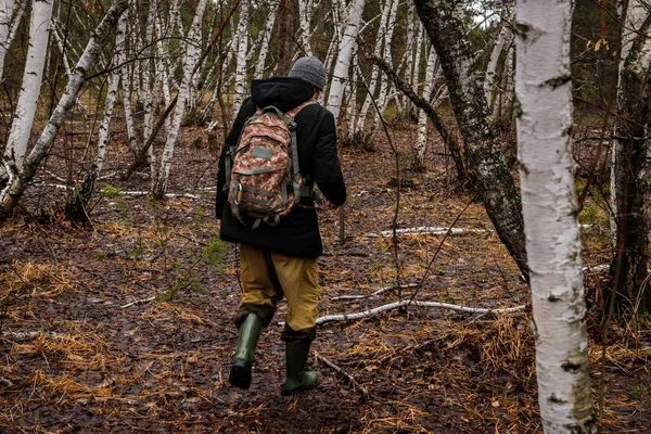 Mannelijke toeristische reizen door de noordelijke bossen. Russische lands — Stockfoto