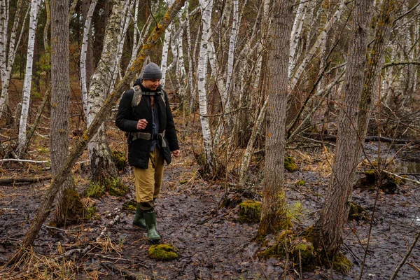 男性観光客は北の森を旅します。ロシアの土地 — ストック写真