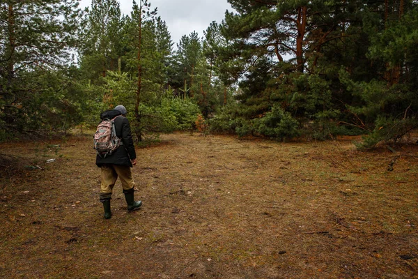 Чоловічі туристичні подорожі по північних лісах. Російських земель — стокове фото