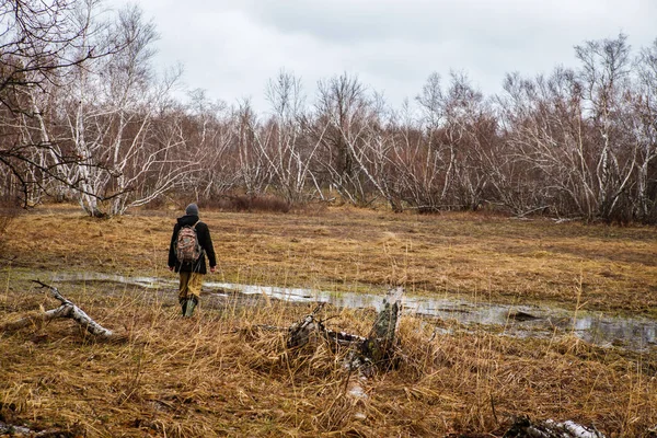 O turista masculino viaja pelas florestas do norte. Terras russas — Fotografia de Stock