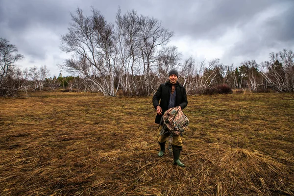 男性観光客は北の森を旅します。ロシアの土地 — ストック写真