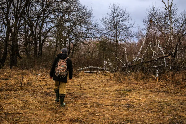 Mannelijke toeristische reizen door de noordelijke bossen. Russische lands — Stockfoto