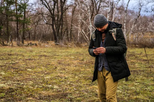 Male tourist travels through the northern forests. Russian lands — Stock Photo, Image