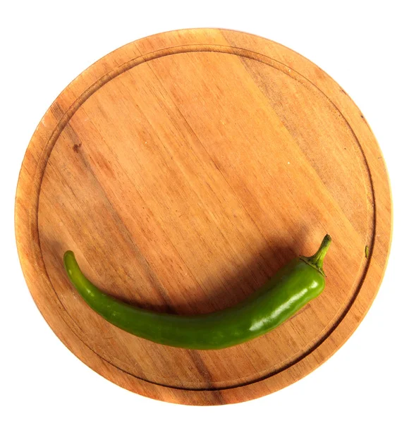 Chiles verdes en una tabla de cortar de madera. sobre un respaldo blanco — Foto de Stock