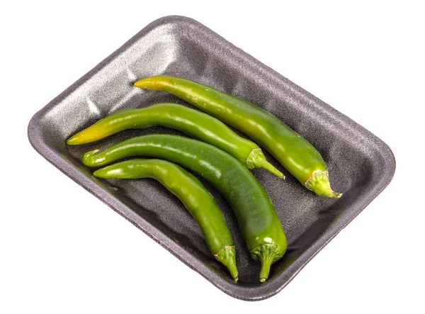 Grüne Chilischoten in einem schwarzen Plastik-Tablett. auf weißem Backgro — Stockfoto