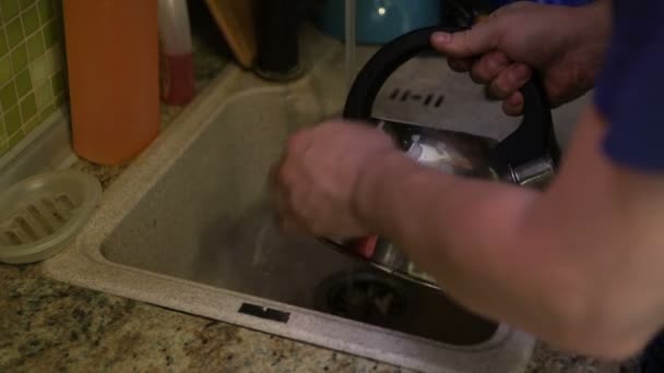 Junger Mann Wäscht Wasserkocher Mit Spülmittel Der Spüle Hände Großaufnahme — Stockvideo