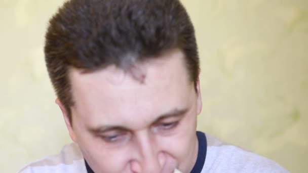 Niedliche Junge Hungrige Kaukasische Mann Mit Appetit Isst Ein Leckeres — Stockvideo